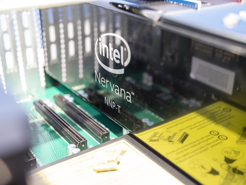Card tăng tốc Intel Nervana NNP-T trong Máy chủ Supermicro 4U