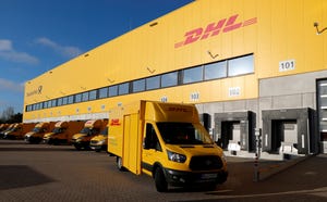 Một chiếc xe tải chạy bằng điện của tập đoàn bưu chính và hậu cần Đức Deutsche Post DHL được chụp tại một trung tâm phân phối bưu kiện ở Berlin.