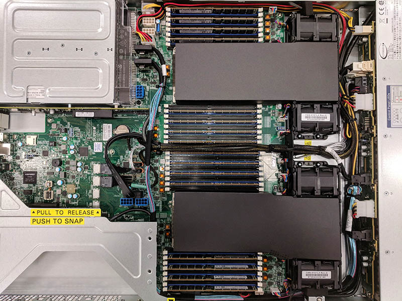 Supermicro AS 1123US TR4 Tổng quan với các tấm vải liệm và cáp NVMe