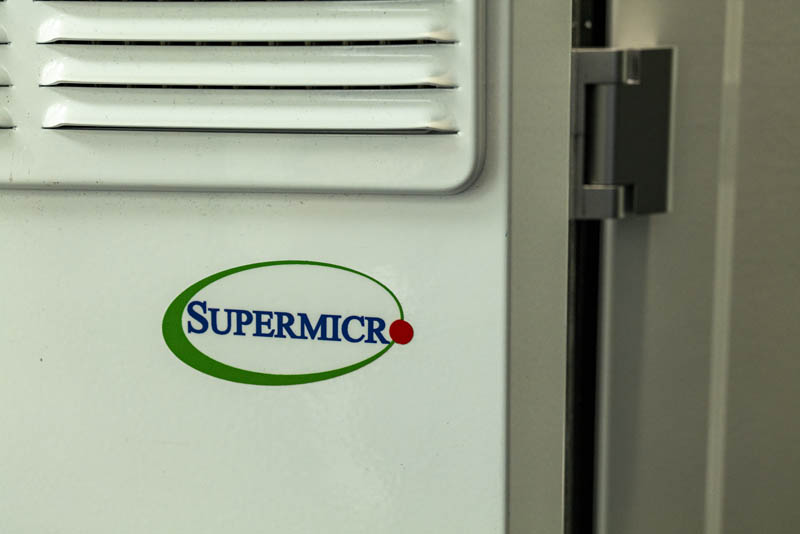 Supermicro Outdoor Edge System Logo Lỗ thông hơi Bản lề