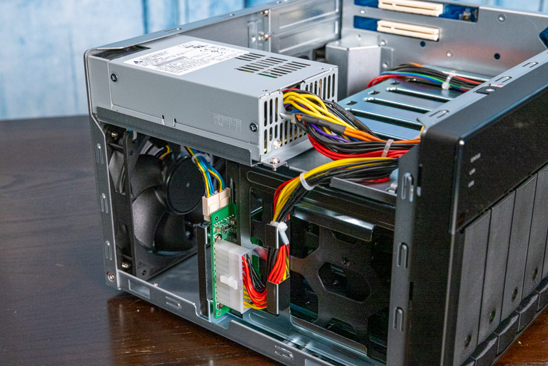 QNAP TS 873A Mặt bên trong PSU