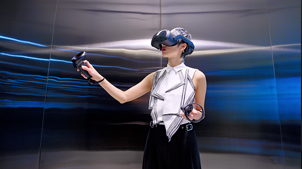 Người phụ nữ sử dụng tai nghe VR trong một căn phòng trống.