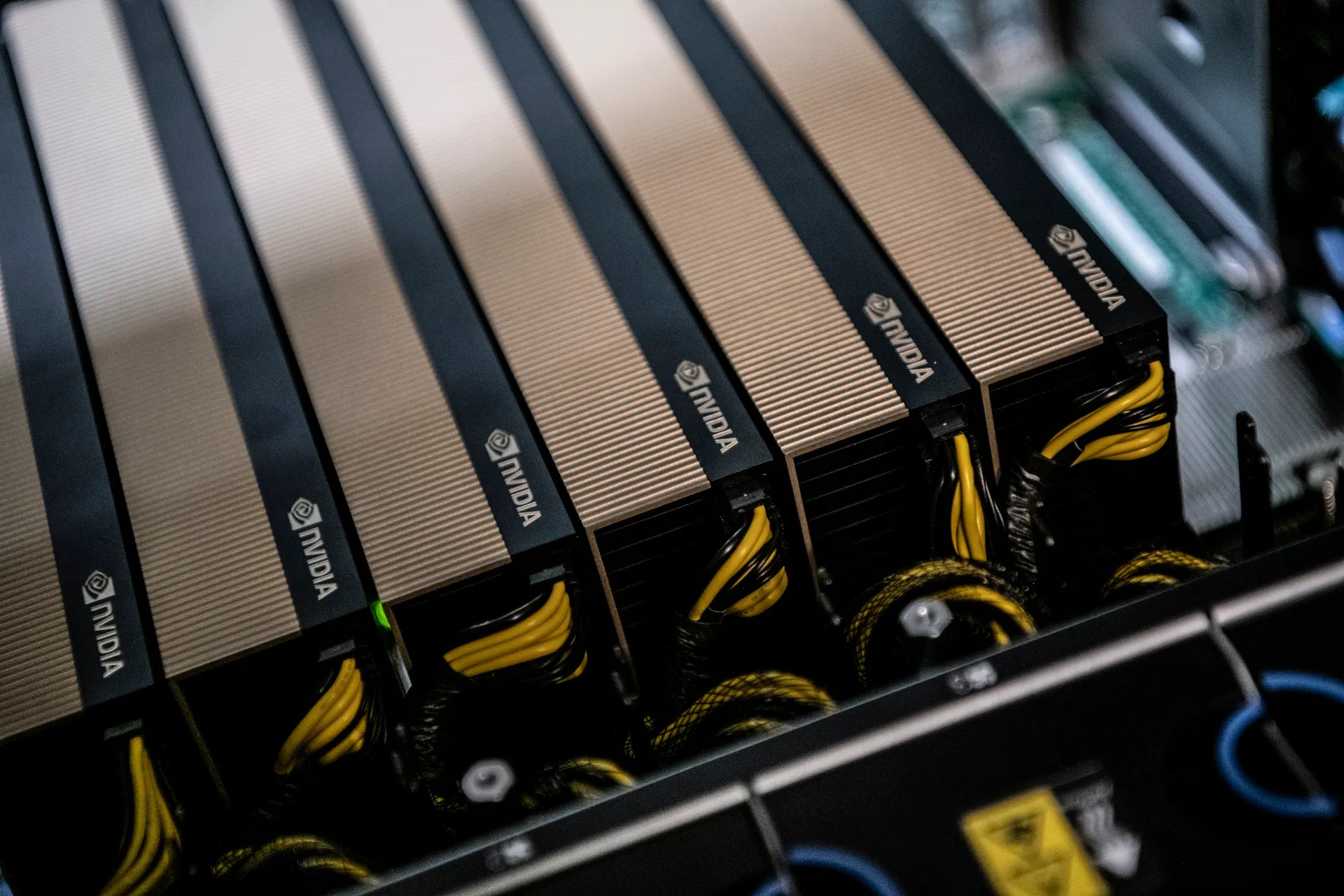 Tư vấn lựa chọn máy chủ GPU cho đào tạo AI trong ngành bán lẻ