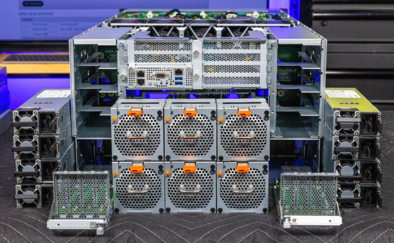 Cận cảnh máy chủ AI ASRock Rack 6U8X-EGS2 H200 dựa trên nền tảng NVIDIA HGX